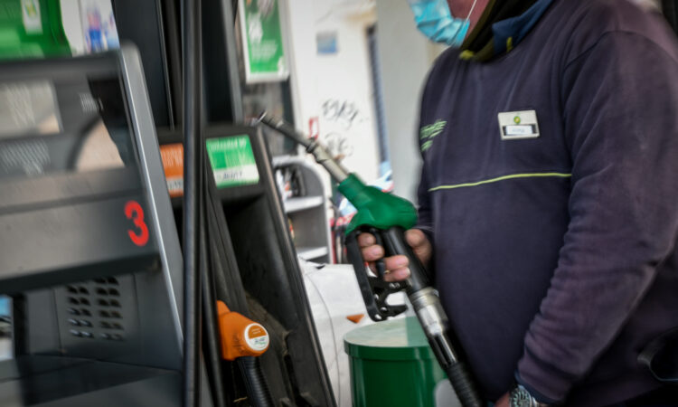 Άνοδο της τιμής των καυσίμων αναμένουν οι βενζινοπώλες