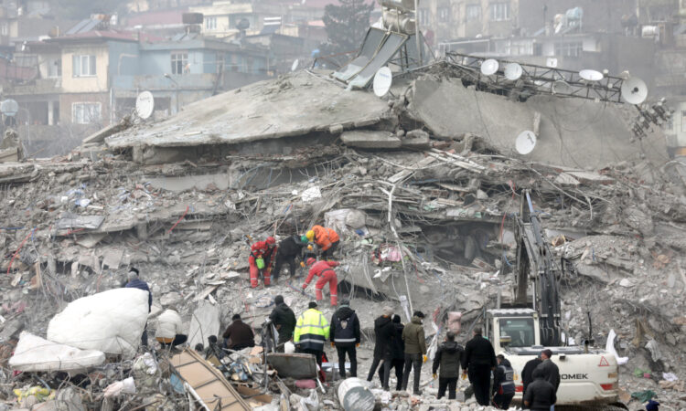 Σεισμός Τουρκία: Έρευνες της ΕΜΑΚ για να εντοπιστούν οι Έλληνες αγνοούμενοι