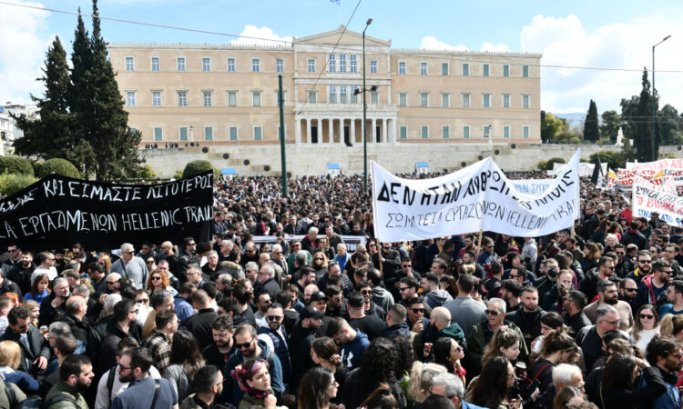 Χιλιάδες διαδηλωτές στο Σύνταγμα για την τραγωδία στα Τέμπη
