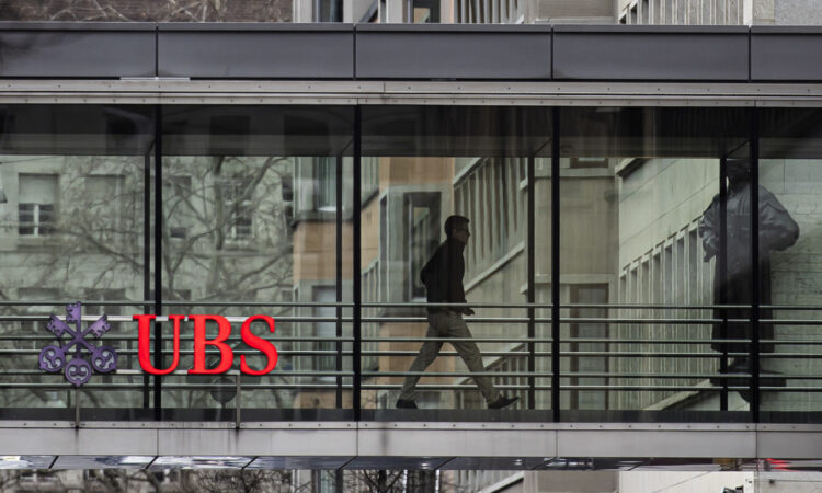 Η UBS συμφώνησε να αγοράσει την Credit Suisse