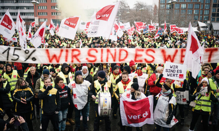 Απεργίες σε γερμανικά κρατίδια παρέλυσαν τις δημόσιες μεταφορές