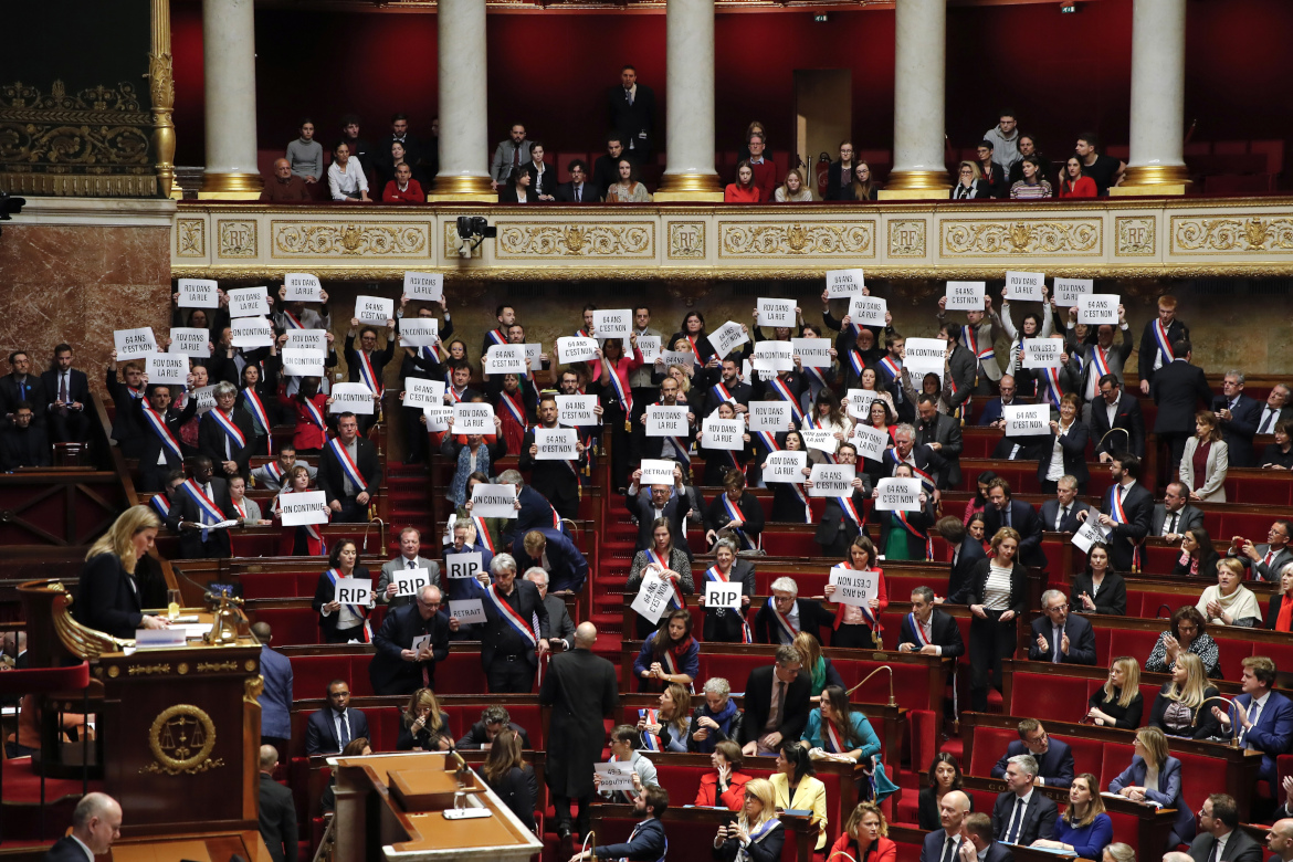 Η γαλλική Εθνοσυνέλευση καταψήφισε την πρώτη πρόταση μομφής