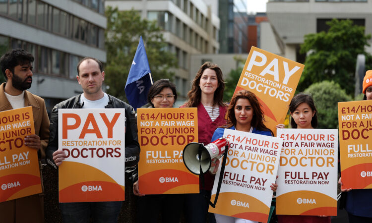 Βρετανία: Νοσοκομειακοί γιατροί σε πολυήμερη απεργία, με μισθολογικά αιτήματα