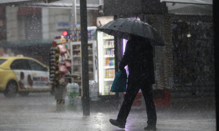 ΕΜΥ: Βροχές και σποραδικές καταιγίδες από αύριο